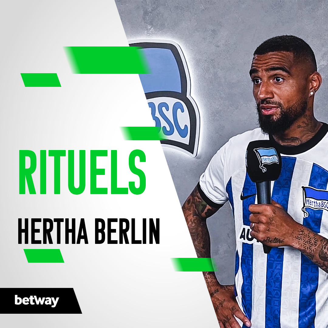 Un joueur de football portant un maillot du Hertha Berlin parle dans un micro. Le logo du Hertha BSC est visible en arrière-plan. Le texte superposé indique « RITUELS HERTHA BERLIN » et le logo « betway » apparaît dans le coin.