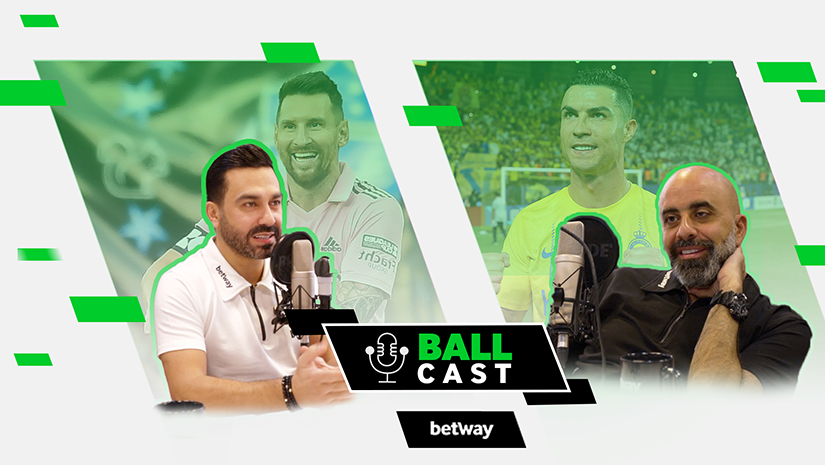 يتحدث رجلان في الميكروفونات في إطار مجموعة بودكاست "BALL CAST"، محاطين بصور لاعبين لكرة القدم. وخلفهما، تشكل الخطوط القطرية الخضراء خلفية ديناميكية، بينما يظهر اسم الراعي "betway arabia" بشكل بارز أدناه.