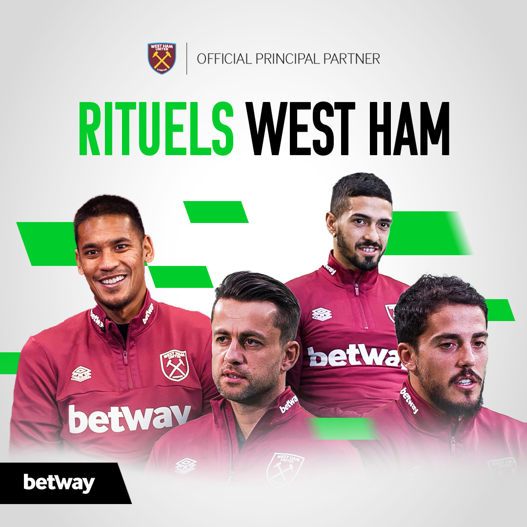 Quatre joueurs de football portant le maillot de West Ham United sont mis en évidence dans une image promotionnelle. Le texte indique « Partenaire principal officiel » à côté des logos de West Ham et de Rituels, avec des formes géométriques vertes accentuant le design. C'est un look saisissant qui rappelle le style de parrainage de Betway.