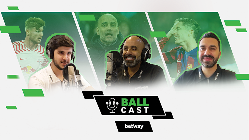 لافتة بودكاست بعنوان "Ball Cast" من إنتاج Betway Arabia تضم ثلاثة رجال يتحدثون في الميكروفونات، على خلفية خضراء وبيضاء للاعبي كرة قدم ومدرب. تزين الأشكال الهندسية التصميم، مما يجسد التآزر المثير للمناقشة الرياضية.