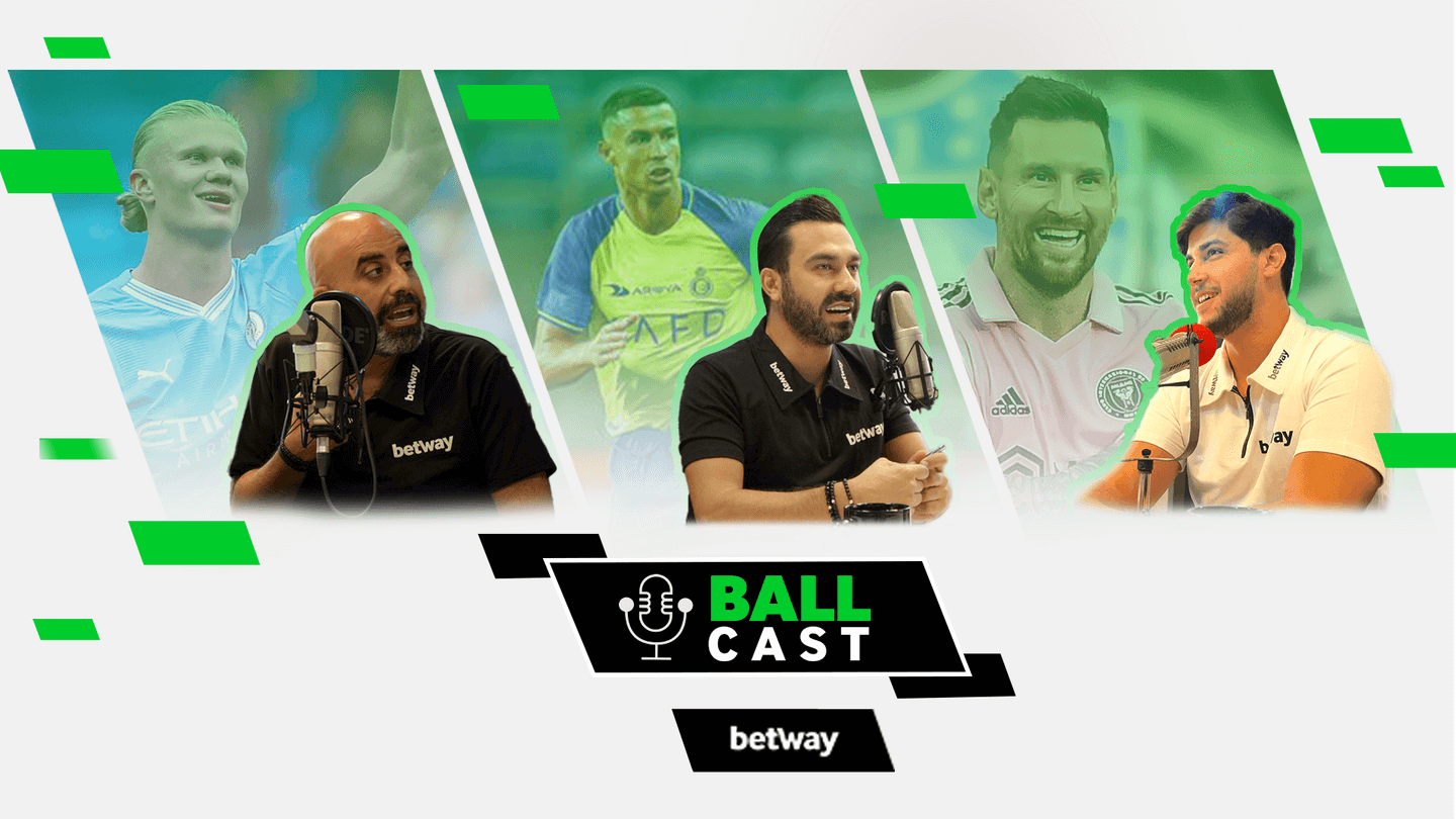 مجموعة من أربعة رجال يتحدثون أثناء حلقة بودكاست بعنوان Ball Cast من إنتاج Betway Arabia. يظهر كل رجل مع ميكروفون، وهناك أشكال خضراء ديناميكية في الخلفية.