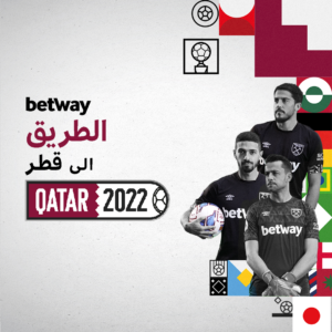 أربعة لاعبين كرة قدم يرتدون الزي الرسمي يقفون بجوار لافتة قطر 2022 مع نص باللغة العربية ورموز زخرفية، مما يستحضر روح BW Arabia.