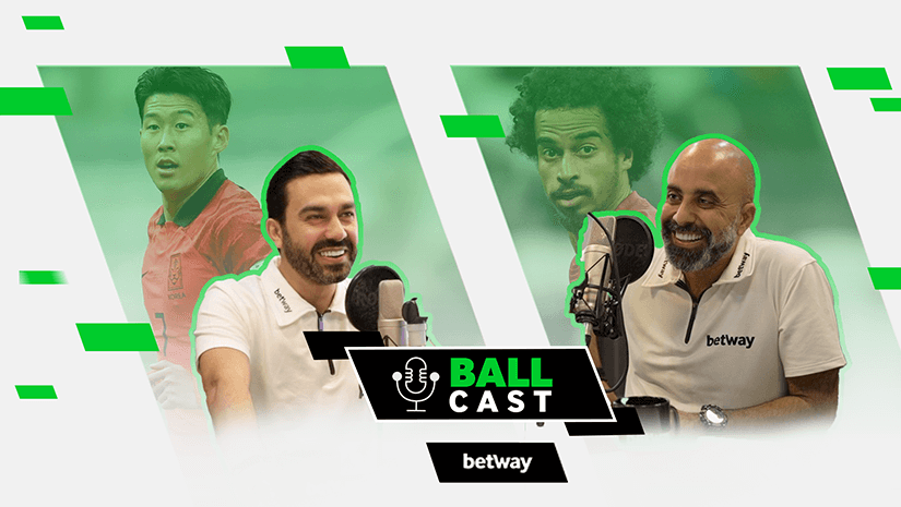 يتحدث رجلان يرتديان قمصان Betway Arabia في الميكروفونات في استوديو البث الصوتي؛ وتظهر في الخلفية لاعبو كرة القدم أثناء اللعب. ويظهر شعار Ball Cast بشكل بارز في المنتصف.